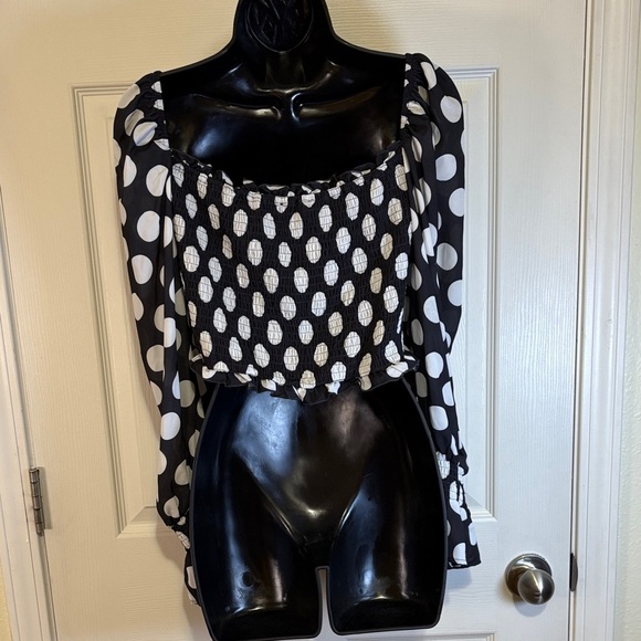 NWT Boohoo Plus Black and White Polka Dot Ruched Puffed Sleeve Crop Top Size 16 - Picture 4 of 10